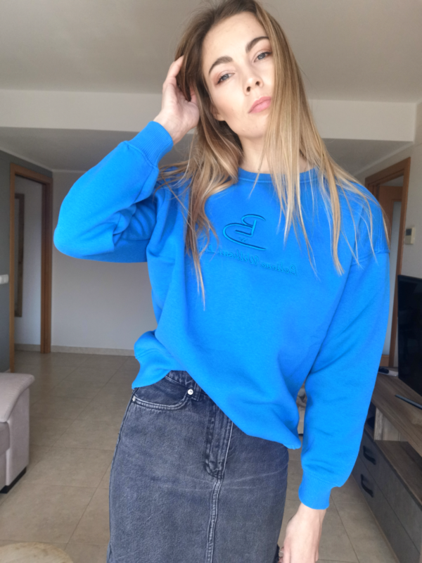 Sudadera azul con estampado