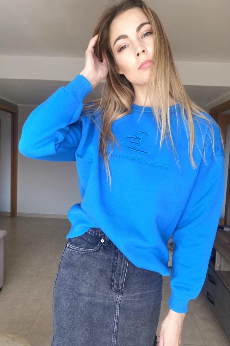 Sudadera azul con estampado
